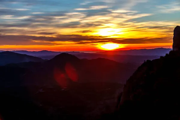 Αυγή πρωί ο ήλιος ανατέλλει πάνω από τα βουνά. — Φωτογραφία Αρχείου