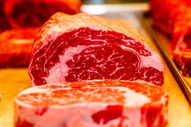 Mermer sığır eti biftek şerit loin sayacıdır