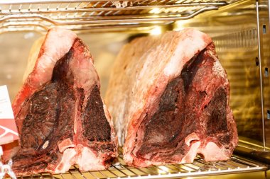 Mermer sığır eti biftek kaburga kuru olgunlaşma için buzdolabında