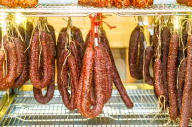 Dolapta asılı sosis