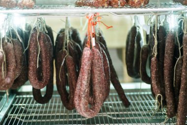 Dolapta asılı sosis