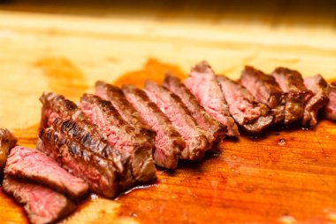 Şef sığır eti biftek kavurma nadir keser.