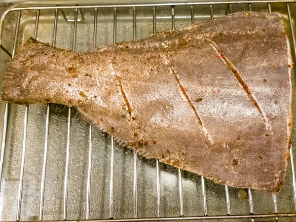 Het gedeelte voor halibut voorbereid roosteren op de grill. — Stockfoto