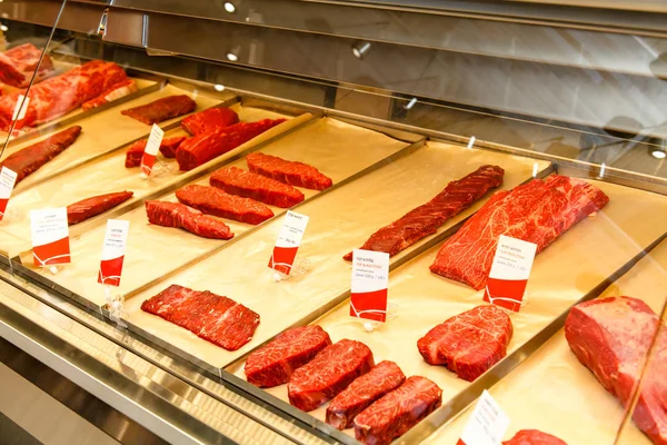 Birçok farklı mermer sığır eti satan vitrin Dükkanı — Stok fotoğraf