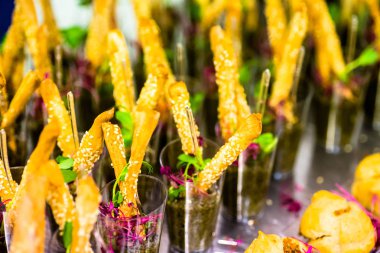 Bir sürü farklı mini meze için bir ziyafet masada