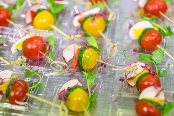 Tomates e verduras em espetos de um banquete — Fotografia de Stock