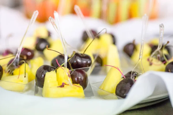 Cerejas e abacaxis são pequenas porções para um buffet — Fotografia de Stock