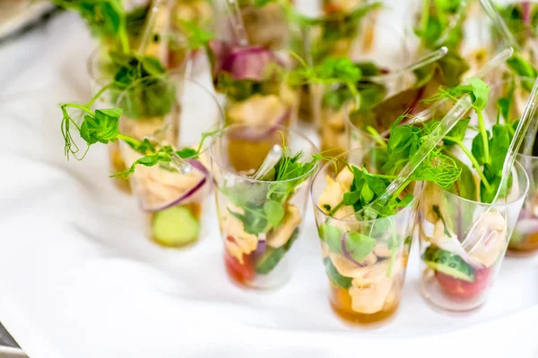 Salada com verduras e carne em um copo de um banquete — Fotografia de Stock