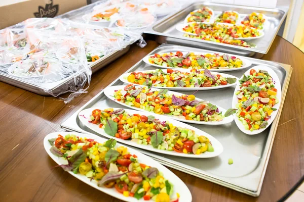 Um monte de saladas diferentes na placa oval para um banquete . — Fotografia de Stock
