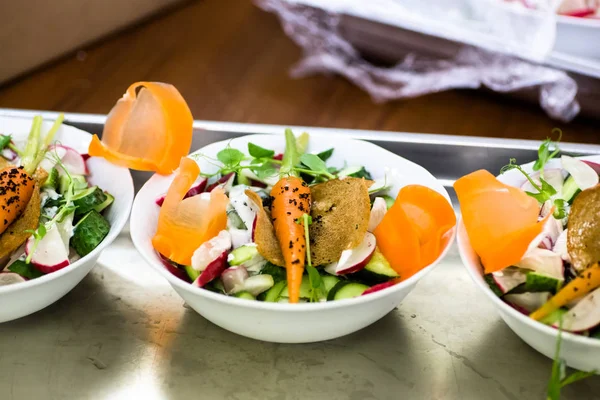 Салат с морковью, огурцами и редиской в тарелке — стоковое фото