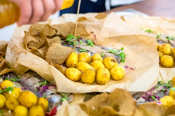 Crocchette di patate con aringhe e patatine con pane si trovano su — Foto Stock