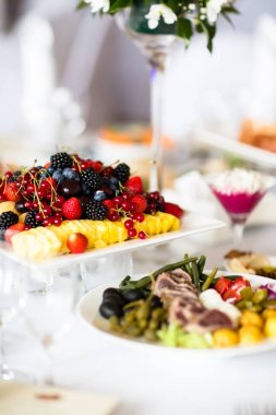 Bir ziyafet için masayı farklı yemekler ile.