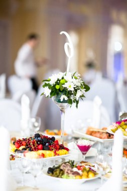 Bir ziyafet için masayı farklı yemekler ile.