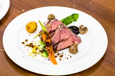 Biftek salata, kuşkonmaz, mantar ve havuç