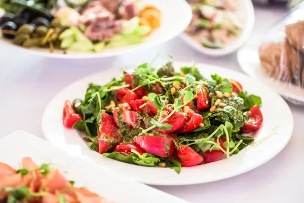 Insalata con pomodori e spinaci sul tavolo del ristorante . — Foto Stock