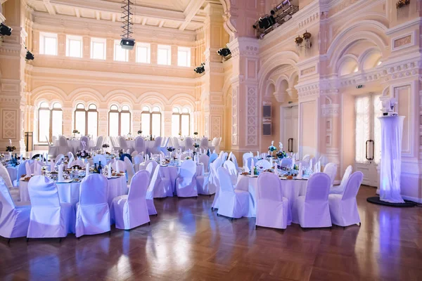 Bir ziyafet için masayı farklı yemekler ile.