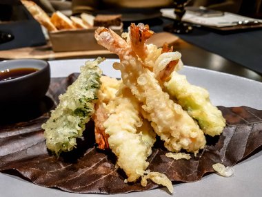 Tempura karides bir plaka üzerinde bir slayt ile koyulur