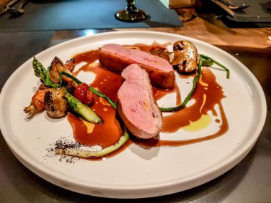 Kızarmış ördek göğsü dilimlenmiş kızarmış sebze ve sos ile