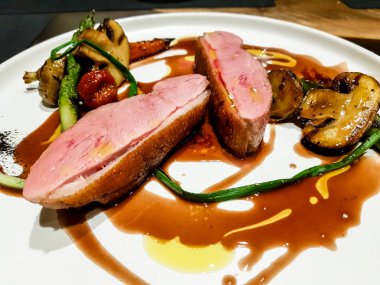 Kızarmış ördek göğsü dilimlenmiş kızarmış sebze ve sos ile