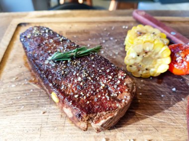 Biber ve tuz yalanlar üzerine kurulu c ile serpilir sığır eti biftek