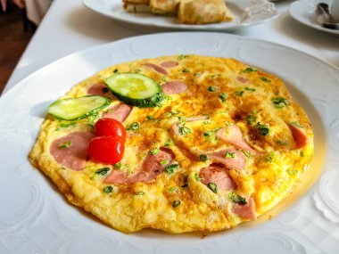 Omlet pastırma, salatalık ve domates ile