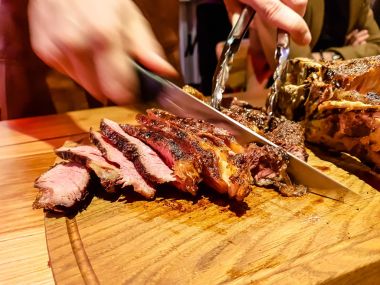 Şef dilim kızarmış et, antrikot biftek kemik üzerinde keser