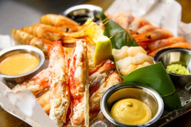 Yengeç, karides, kerevitleri, büyük tepside tarak lay.