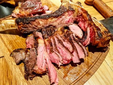 Şef dilim kızarmış et, antrikot biftek kemik üzerinde keser