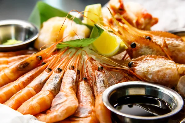 Granchi, gamberetti, langoustines, capesante giacevano su un grande piatto . — Foto Stock