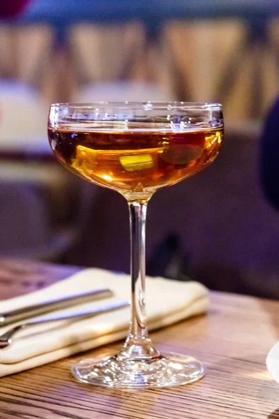 Ett stort glas på en lång ben med en stark cocktail. — Stockfoto