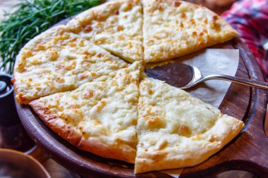 Geleneksel Gürcü khachapuri pasta peynir ile