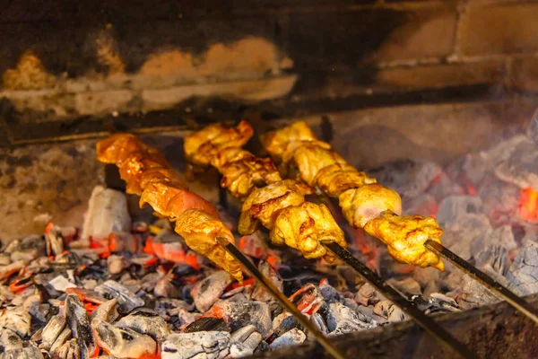 A carne de shashlik frita em brasas — Fotografia de Stock