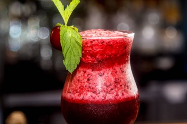 Limonata ya da kiraz misted kadeh kokteyl.