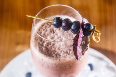 milkshake ile siyah kuş üzümü.