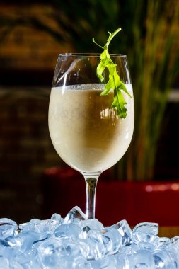 Çikolata bardak muzlu süt.