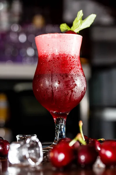 Limonata o cocktail di ciliegie in un bicchiere appannato . — Foto Stock