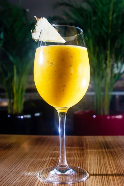 Smoothie pêche fruit de la passion et ananas dans un verre brumeux . — Photo