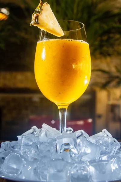 Frullato di pesco frutto della passione e ananas in un bicchiere nebbioso . — Foto Stock