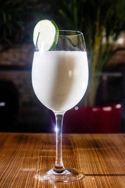 Молочний коктейль з лаймом у склянці . — стокове фото