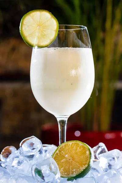 Milkshake con lime in un bicchiere . — Foto Stock