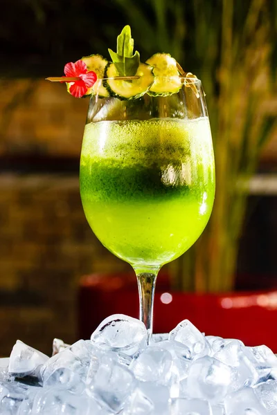 Коктейль из огурцов и зелени в стакане . — стоковое фото