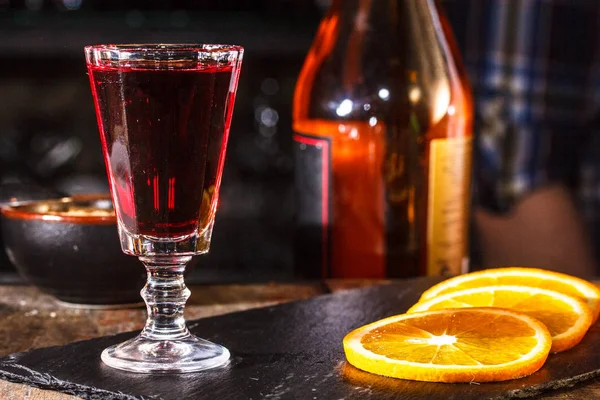 Liquore infuso con mirtilli rossi - "Klukovka". Russi tradizionali — Foto Stock