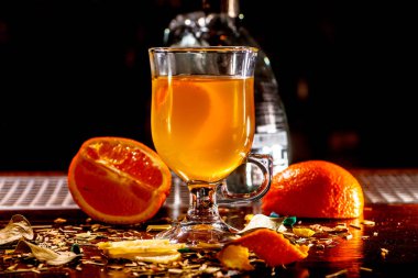 Portakal ve baharatlar ile sıcak çay.