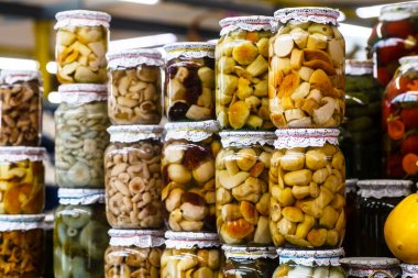 Piyasada cam kavanozlara salamura mantar.