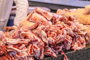 Bir sürü farklı et (sığır eti, domuz eti, kuzu) üstünde belgili tanımlık sayaç TH