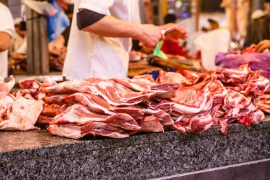 Bir sürü farklı et (sığır eti, domuz eti, kuzu) üstünde belgili tanımlık sayaç TH