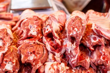 Bir sürü farklı et (sığır eti, domuz eti, kuzu) üstünde belgili tanımlık sayaç TH