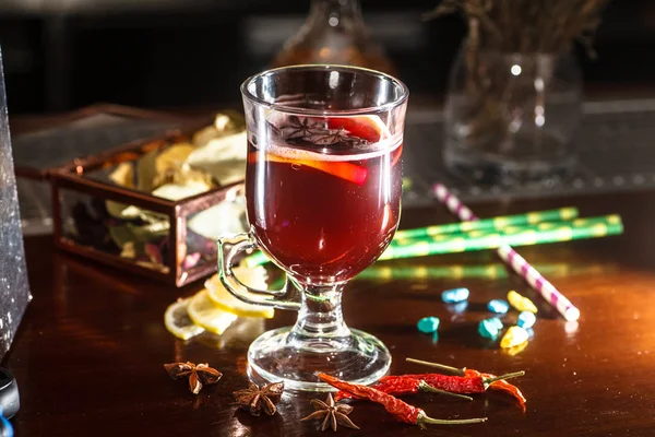 La boisson traditionnelle pour les soirées d'hiver - vin chaud dans le g — Photo