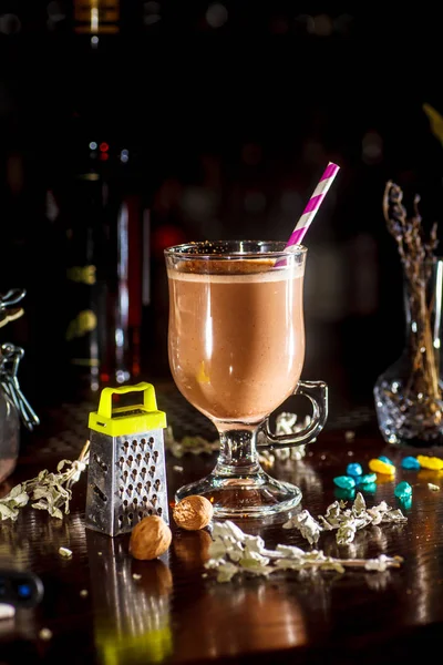 Κακάο χύνεται ένα ποτήρι Κύπελλο με μπαχαρικά και σοκολάτα. — Φωτογραφία Αρχείου