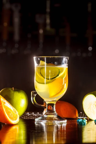 Thee of limonade van appelen, sinaasappelen en komkommers in een glas Cu — Stockfoto